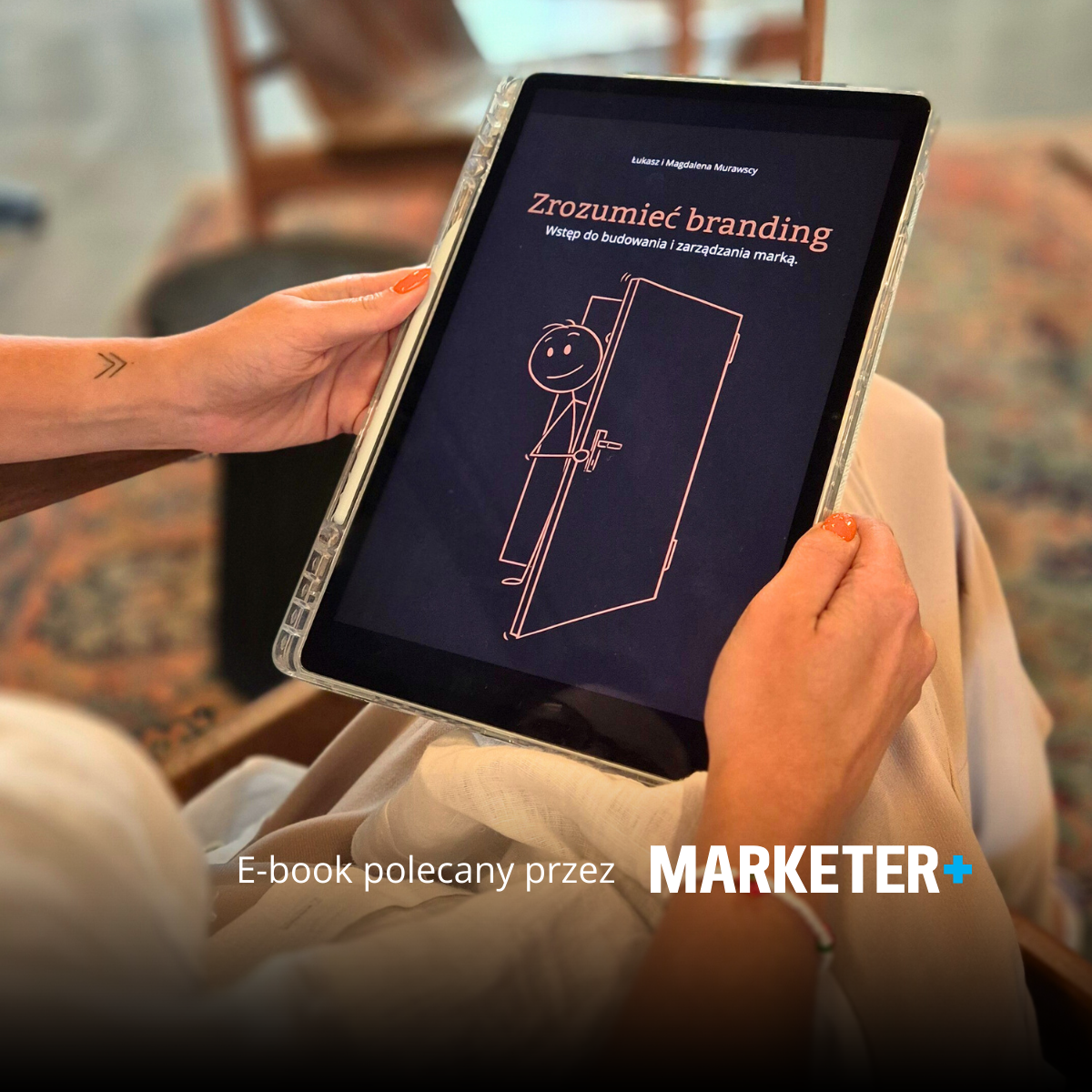 Praktyczny ebook o brandingu – dla wszystkich, którzy chcą świadomie tworzyć i rozwijać swoją markę. Dowiedz się, jak budować markę, która wyróżnia się na tle konkurencji, przyciąga uwagę i zostaje w pamięci.